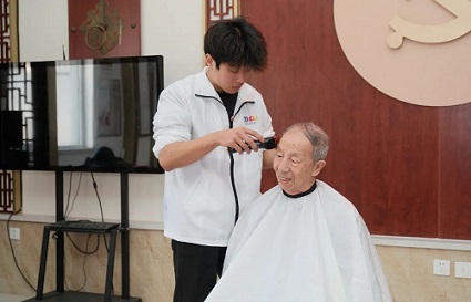 沈河区人社局第一党支部联合统丽职业技术学校开展免费理发志愿服务活动